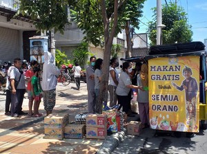 Usai Viral, Warga Surabaya yang Berbagi Makanan Gratis Kebanjiran Sumbangan