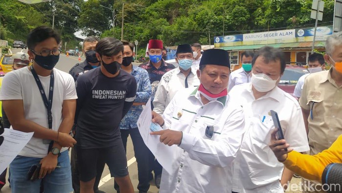 Wagub Jawa Barat Uu Ruzhanul pantau langsung rapid test di Jalur Puncak Cianjur, Rabu (28/10/2020).