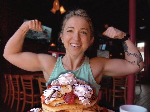 Capek Diet, Wanita Kekar Ini Pilih Jadi Tukang Makan Bayaran
