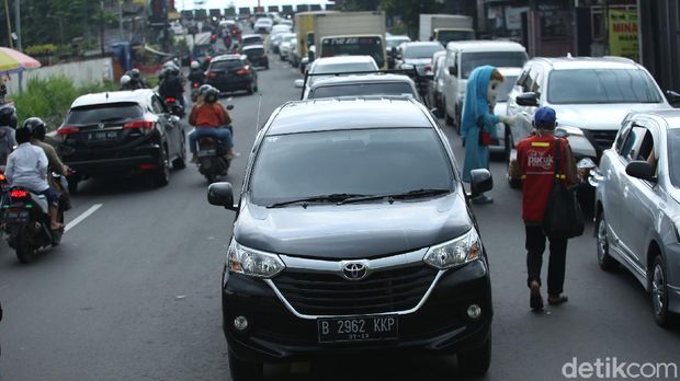 Kendaraan mengular ke arah puncak di Jalan Raya Puncak, Bogor, Jawa Barat, Rabu (28/10/2020).