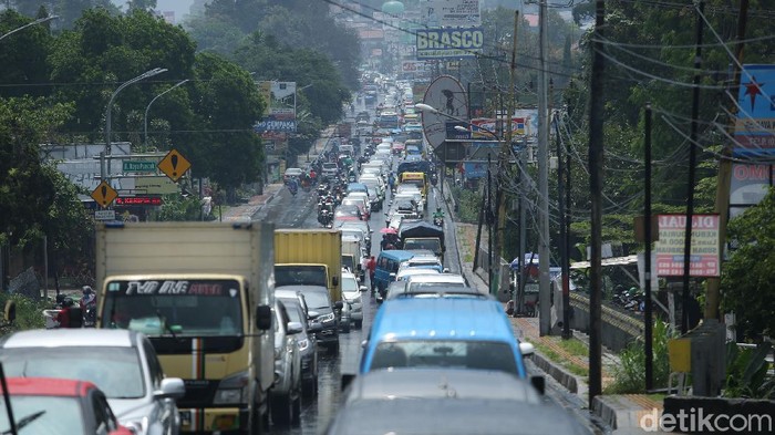 Kendaraan mengular ke arah puncak di Jalan Raya Puncak, Bogor, Jawa Barat, Rabu (28/10/2020).