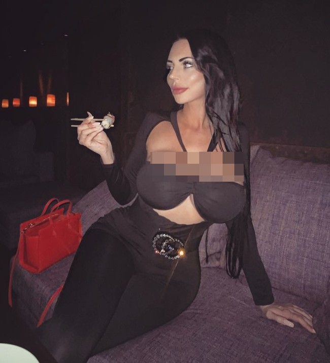 Pria melihat dan memperlakukanku seperti permen dan aku bukan sesuatu itu yang mereka lihat serius dan aku takut pria baik tidak tertarik denganku, ucap Yvonne, seperti dikutip Daily Star. Foto: Instagram