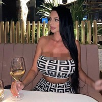 Dia mengaku pernah pacaran dengan pemain bola. Namun apa yang terjadi? Si pemain bola tidak pernah mengajaknya kencan di luar karena terlalu malu dengan penampilan dada ekstrem milik Yvonne. Foto: Instagram