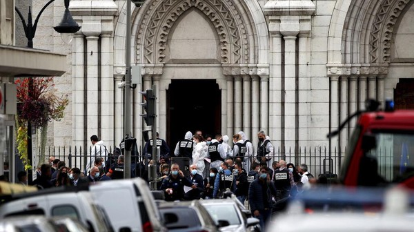 Foto: Polisi Berjaga di Depan Gereja Notre Dame Prancis Usai Penusukan