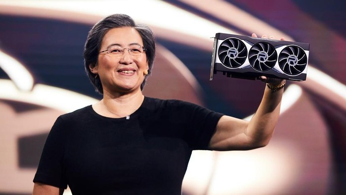 CEO AMD Lisa Su memamerkan GPU Radeon RX 6000 anyar.