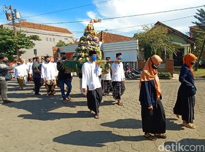 Ampyang Maulid di Kudus Digelar Sederhana, Hanya 1 Gunungan Dikirab