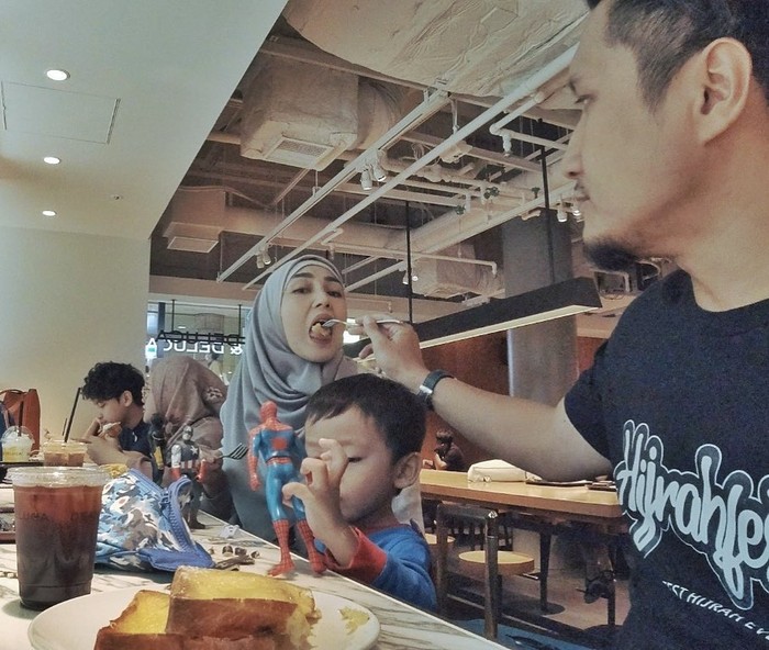 Arie Untung dan Fenita Arie Romantisnya Arie Untung dan Fenita Arie Saat Makan Bareng