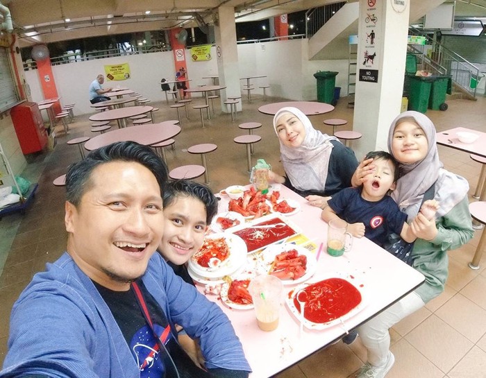 Arie Untung dan Fenita Arie Romantisnya Arie Untung dan Fenita Arie Saat Makan Bareng