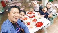Berlibur ke berbagai negara, Arie dan keluarganya selalu sempatkan untuk mencicipi kuliner khas negara yang mereka kunjungi. Foto: Instagram @ariekuntung