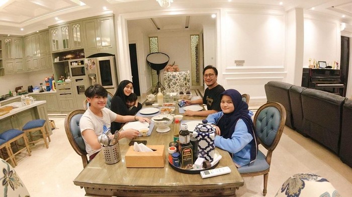 Arie Untung dan Fenita Arie Romantisnya Arie Untung dan Fenita Arie Saat Makan Bareng