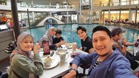  Jalan-jalan ke Singapura, Arie dan keluarganya foto bersama sambil menikmati dessert dan kopi. Foto: Instagram @ariekuntung