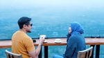 Romantisnya Arie Untung dan Fenita Arie Saat Makan Bareng