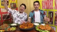 Meski terbilang baru, tetapi Asyraf Jamal tidak canggung. Gayanya saat mencicipi makanan dan mengulas bahkan terlihat seperti food vlogger. Foto: Instagram @asyrafjamall