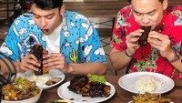 Nah, kalau yang satu ini adalah momen kala Asyraf Jamal dan Ivan Lie menyantap iga bakar, sop daging lengkap dengan nasi putih. Foto: Instagram @asyrafjamall