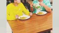Nah, ini salah satu bukti kedekatan Asyraf Jamal dengan Ncess Nabati. Mereka berdua tampak asyik menikmati mie instan. Foto: Instagram @asyrafjamall
