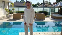 Asyraf Jamal sendiri mulai populer lewat video nyanyi meng-cover lagu Kopi Dangdut menggunakan Gitar. Sejak itu banyak netizen yang membuat gerakan dance dengan lagu coverannya. Foto: Instagram @asyrafjamall
