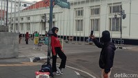 Tak lengkap wisata ke Jalan Asia Afrika Bandung jika tidak berfoto di bawah papan tulisan jalannya yang ikonik (Wisma Putra/detikTravel)