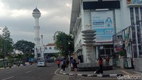 Suasana Jalan Asia Afrika yang mengarah ke Masjid Agung di alun-alun Bandung (Wisma Putra/detikTravel)