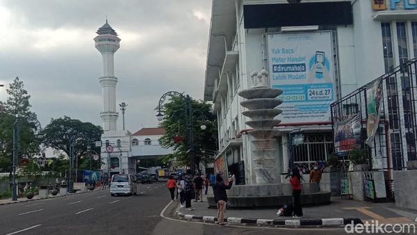 Suasana Jalan Asia Afrika yang mengarah ke Masjid Agung di alun-alun Bandung (Wisma Putra/detikTravel) Suasana Jalan Asia Afrika yang mengarah ke Masjid Agung di alun-alun Bandung (Wisma Putra/detikTravel)