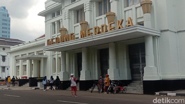 Gedung Merdeka yang jadi saksi bisu Konferensi Asia Afrika di Bandung. Kini jadi museum sekaligus tempat favorit wisatawan di Jalan Asia Afrika, Bandung (Wisma Putra/detikTravel) Gedung Merdeka yang jadi saksi bisu Konferensi Asia Afrika di Bandung. Kini jadi museum sekaligus tempat favorit wisatawan di Jalan Asia Afrika, Bandung (Wisma Putra/detikTravel)