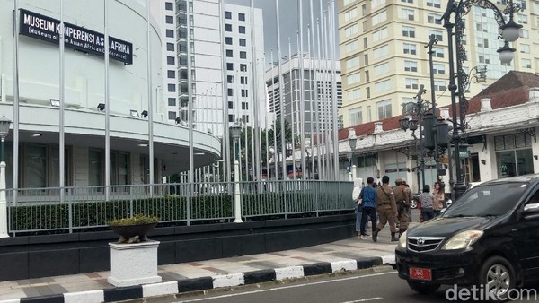 Suasana Jalan Asia Afrika hari Kamis ini (29/10) yang masih tampak lengang (Wisma Putra/detikTravel) Suasana Jalan Asia Afrika hari Kamis ini (29/10) yang masih tampak lengang (Wisma Putra/detikTravel)