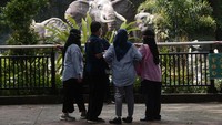 Pengelola Taman Margasatwa Ragunan enerapkan protokol kesehatan ketat kepada pengunjungnya.