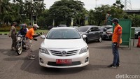 Sejumlah petugas pun bersiaga di area gerbang Ancol guna memberi informasi kepada pengunjung yang hendak masuk kawasan Ancol.