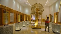 Diketahui, museum tersebut berisi diorama yang menggambarkan aktivitas masyarakat Kudus pada masa lampau, seperti proses produksi jenang, pembuatan batik dan produksi rokok serta terdapat miniatur tempat bersejarah seperti omah kapal, stasiun kereta api tahun 1936, gedung teater era 1929an serta Alun-alun Kudus pada tahun 1926. ANTARA FOTO/Yusuf Nugroho.