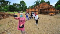 Destinasi wisata yang berada di kawasan Jambi itu diketahui merupakan kawasan percandian terluas di Asia Tenggara yang berjarak sekitar 30 km dari pusat Kota Jambi. ANTARA FOTO/Wahdi Septiawan.