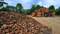 Momen libur panjang dan cuti bersama Maulid Nabi Muhammad SAW pun dimanfaatkan sejumlah pengunjung untuk berwisata ke kawasan percandian tersebut. ANTARA FOTO/Wahdi Septiawan.