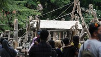 Pengunjung mengamati kera ekor panjang (Macaca fascicularis) koleksi Kebun Binatang Surabaya, Jawa Timur, Kamis (29/10/2020). ANTARA FOTO/Didik Suhartono.