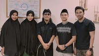 DJ Butterfly berfoto dengan beberapa saksi termasuk Gus Miftah. (Foto: dok. Instagram @dj_kattybutterfly36)