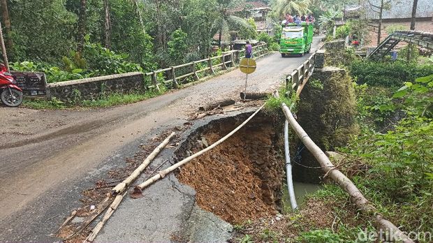 Dua Jembatan Nyaris Putus Dampak Banjir Trenggalek