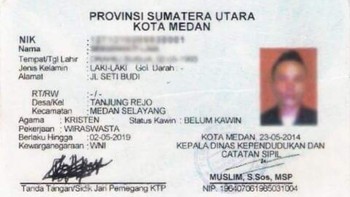 Saat tanda tangan mungkin lagi kesal si bapak ini. Foto: Dok. Facebook