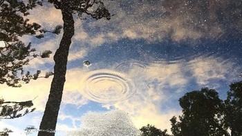 Wow langit penuh bintang.... tunggu dulu itu hanya henangan air dan krikil saja Foto: Brightside