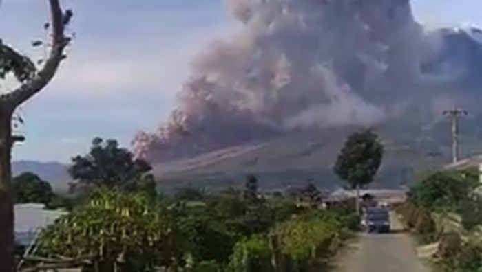 Gunung Sinabung Luncurkan Awan Panas, Status Siaga!