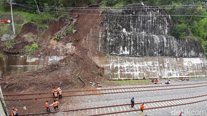 Hujan deras pada Rabu (28/10) sekitar pukul 22.50 WIB mengakibatkan tanah longsor di depan terowongan antara Stasiun Notog-Kebasen, Banyumas, Kamis (29/10/2020).
