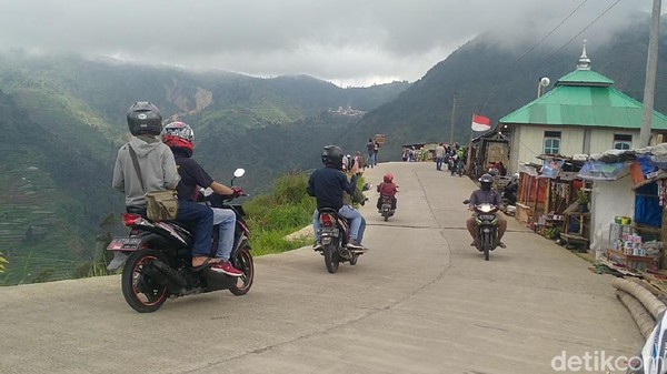 Suguhan pemandangan yang menawanlah yang menjadi tujuan utama para pengunjung Dieng, melintasi jalur ini (Robby Bernardi/detikTravel)
