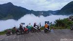 Pesona Jalan di Atas Awan Sigemplong Saat Cuti Bersama