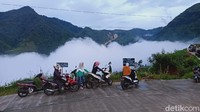 Bahkan, karena jalanya di atas punggung sabuk pegunungan Dieng ini, jika waktunya tepat maka akan melihat hamparan bak permadani awan di kanan kirinya. Tidak heran bila orang menyebutnya dengan jalur jalan tol di atas awan (Robby Bernardi/detikTravel)
