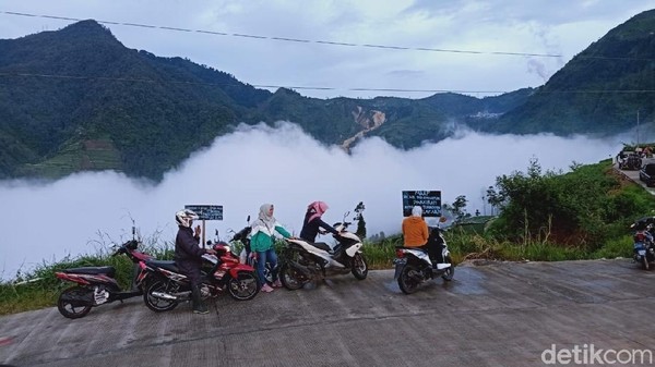 Bahkan, karena jalanya di atas punggung sabuk pegunungan Dieng ini, jika waktunya tepat maka akan melihat hamparan bak permadani awan di kanan kirinya. Tidak heran bila orang menyebutnya dengan jalur jalan tol di atas awan (Robby Bernardi/detikTravel) Bahkan, karena jalanya di atas punggung sabuk pegunungan Dieng ini, jika waktunya tepat maka akan melihat hamparan bak permadani awan di kanan kirinya. Tidak heran bila orang menyebutnya dengan jalur jalan tol di atas awan (Robby Bernardi/detikTravel)