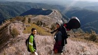 Di momen cuti bersama hingga akhir pekan ini, tak sedikit wisatawan yang datang untuk mengagumi keindahan jalan tol di atas awan ini (Robby Bernardi/detikTravel)