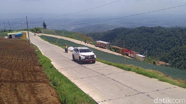 Ya, jalan di atas sabuk pegunungan Dieng ini, dalam kurun waktu hampir satu semester ini, dijadikan jalur utama bagi pengunjung Dieng dari arah Pantura (Robby Bernardi/detikTravel) Ya, jalan di atas sabuk pegunungan Dieng ini, dalam kurun waktu hampir satu semester ini, dijadikan jalur utama bagi pengunjung Dieng dari arah Pantura (Robby Bernardi/detikTravel)