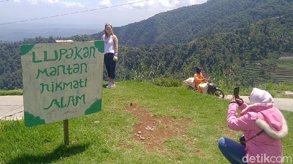 Berbeda dengan Genda-Lulu, Dewi Permatasari (38) warga asal Bekasi, justru menuju ke jalan di atas awan dari Dieng.Dia sengaja menyewa tour guide dan mobil khusus besar dari Banjarnegara untuk melihat jalan di atas awan di Bawang-Batang (Robby Bernardi/detikTravel) Berbeda dengan Genda-Lulu, Dewi Permatasari (38) warga asal Bekasi, justru menuju ke jalan di atas awan dari Dieng.Dia sengaja menyewa tour guide dan mobil khusus besar dari Banjarnegara untuk melihat jalan di atas awan di Bawang-Batang (Robby Bernardi/detikTravel)