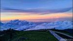 Pesona Jalan di Atas Awan Sigemplong Saat Cuti Bersama