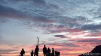 Nah, jika pengunjung bisa tepat di saat jam matahari terbit atau matahari terbenam, para pengunjung akan disuguhkan pemandangan yang sangat indah di sepanjang jalur tersebut (Robby Bernardi/detikTravel)