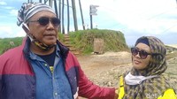 Salah satu pemotor yang penasaran dengan keindahan jalan di atas awan yakni pasangan touring Genda (53) dan Lulu (48) warga Tangerang. Dengan mengendarai motor Pulsar 220 F, keduanya merasa puas melintas jalur di atas awan ini (Robby Bernardi/detikTravel)