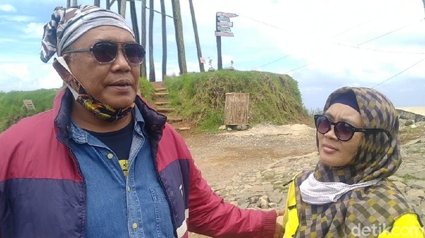 Salah satu pemotor yang penasaran dengan keindahan jalan di atas awan yakni pasangan touring Genda (53) dan Lulu (48) warga Tangerang. Dengan mengendarai motor Pulsar 220 F, keduanya merasa puas melintas jalur di atas awan ini (Robby Bernardi/detikTravel) Salah satu pemotor yang penasaran dengan keindahan jalan di atas awan yakni pasangan touring Genda (53) dan Lulu (48) warga Tangerang. Dengan mengendarai motor Pulsar 220 F, keduanya merasa puas melintas jalur di atas awan ini (Robby Bernardi/detikTravel)