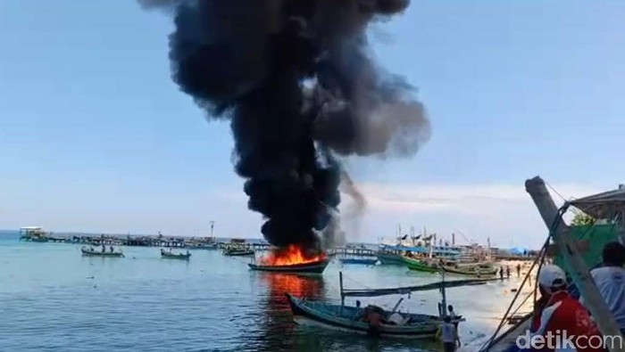 kapal motor terbakar di Perairan Pulau Gili Ketapang