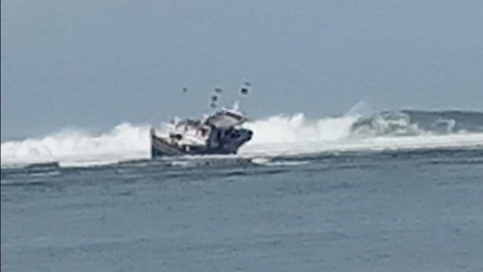 Kapal tabrak karang di Ujung Genteng, Sukabumi.